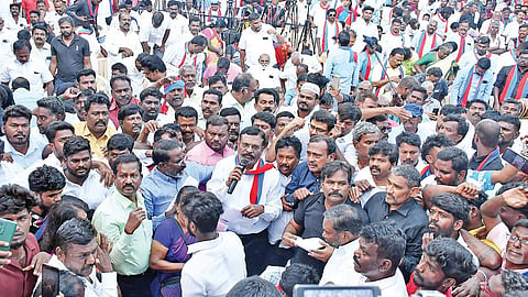 மதுரை பழங்காநத்தத்தில் நேற்று விடுதலை சிறுத்தைகள் கட்சி சார்பில் தொல்.திருமாவளவன் எம்பி தலைமையில் நடந்த ஆர்ப்பாட்டத்தில் பங்கேற்றோர். | படம்: எஸ்.கிருஷ்ணமூர்த்தி |