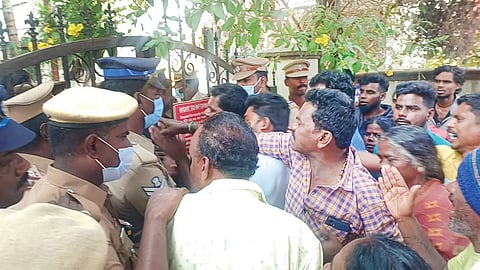 சிறையில் உயிரிழந்த ஆசிரியரின் உறவினர்கள், தருமபுரி அரசு மருத்துவமனை பிரேத பரிசோதனைக் கூடம் முன்பு  திரண்டு வாக்குவாதத்தில் ஈடுபட்டனர். 