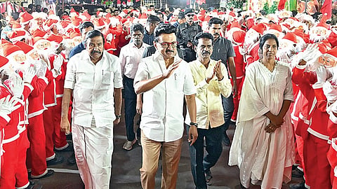 சென்னை பெரம்பூரில் நேற்று நடைபெற்ற கிறிஸ்துமஸ் விழாவில் பங்கேற்க வந்த முதல்வர் ஸ்டாலினை கிறிஸ்துமஸ் தாத்தா வேடம் அணிந்து வரவேற்ற குழந்தைகள்.