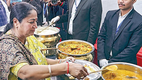 முன்னாள் பிரதமர் அடல் பிஹாரி வாஜ்பாயின் பிறந்தநாளை முன்னிட்டு டெல்லியில் 100 ‘அடல்' உணவகங்களை நேற்று திறந்து வைத்து முதல்வர் ரேகா குப்தா உணவு அருந்தினார். இங்கு, ரூ.5-க்கு மலிவு விலையில் உணவு வழங்கப்படுகிறது.