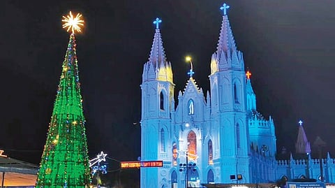 கிறிஸ்துமஸ் விழாவை முன்​னிட்டு 43 அடி உயர கிறிஸ்துமஸ் மரத்துடன் மின் விளக்குகளால் அலங்கரிக்கப்பட்டிருந்த வேளாங்கண்ணி பேராலயம்.