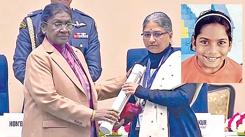 வீரதீரச் செயலுக்கான தேசிய சிறார் விருதை சிறுமி வியோமா பிரியாவின் தாய் அர்ச்சனாவிடம் வழங்கிய குடியரசுத் தலைவர் முர்மு. (உள்படம்) உயிரிழந்த சிறுமி வியோமா பிரியா.