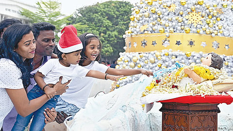 குழந்தை ஏசு சொரூபத்தை கண்டு ரசிக்கும் சிறுவர்கள். | படங்கள்: எஸ்.சத்தியசீலன் |