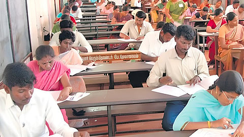 தமிழகம் முழுவதும் 196 மையங்களில் நடந்த அரசுக் கல்லூரி உதவி பேராசிரியர் தேர்வை 42 ஆயிரம் பேர் எழுதினர்