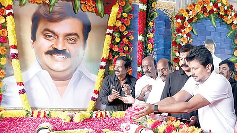 விஜயகாந்த் நினைவிடத்தில் அஞ்சலி செலுத்தும் துணை முதல்வர் உதயநிதி ஸ்டாலின்.