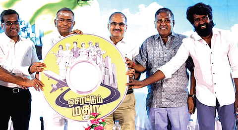 மதுரை வேலம்மாள் பொறியியல் கல்லூரியில் நடந்த நிகழ்ச்சியில் மதுரை வளர்ச்சி குறித்த பாடல் சிடியை வெளியிட்ட வேலம்மாள் கல்விக்குழுமத் தலைவர் முத்துராமலிங்கம். உடன், நிர்வாக இயக்குநர்கள் அம்மா மெஸ் செந்தில்வேல், ஜிஆர்டி குழுமம் அனந்த பத்மநாபன், பொன் பியூர் கெமிக்கல் பொன்னுசாமி, தங்கமயில் ஜூவல்லரி ரமேஷ், நடிகர் சூரி.