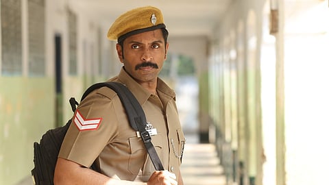 ‘சிறை’ விமர்சனம்: மனிதத்தை வலியுறுத்தும் உணர்வுபூர்வ சினிமா!