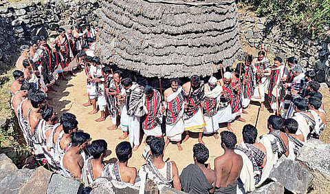 தோடரின மக்களின் `மொற்பர்த்' பண்டிகையை முன்னிட்டு முத்தநாடு மந்தில் உள்ள பழமை வாய்ந்த ‘மூன் போ’ கோயிலில் வழிபட்டு, பாரம்பரிய நடனமாடிய கிராம மக்கள். | படம்: ஆர்.டி.சிவசங்கர் |
