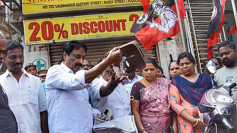 புதுச்சேரியில் தடை செய்யப்பட்ட மருந்தகங்களில் தொடர் விற்பனை: அதிமுக போராட்டம்
