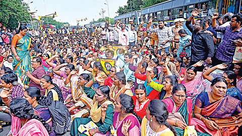 சம வேலைக்கு சம ஊதியம் வழங்கக் கோரி, சென்னை எழிலகம் அருகே காமராஜர் சாலையில் மறியல் போராட்டத்தில் ஈடுபட்ட இடைநிலை ஆசிரியர்கள். 