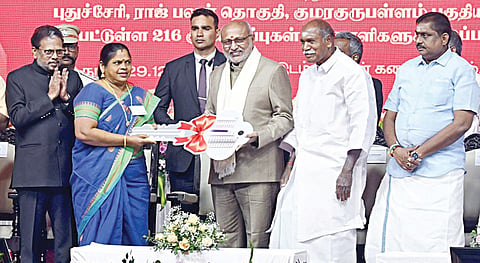 புதுச்சேரி குமரகுருபள்ளத்தில் ரூ. 45.5 கோடியில் புதிதாக கட்டப்பட்டுள்ள 216 குடியிருப்புகளை பயனாளிகளுக்கு ஒப்படைத்த குடியரசு துணைத் தலைவர் சி.பி.ராதாகிருஷ்ணன். உடன் துணைநிலை ஆளுநர் கைலாஷ்நாதன், முதல்வர் ரங்கசாமி, சட்டப்பேரவைத் தலைவர் செல்வம், அமைச்சர்கள் நமச்சிவாயம், லட்சுமி நாராயணன், தேனீ ஜெயக்குமார், திருமுருகன், ஜான்குமார் உள்ளிட்டோர். | படம்: எம்.சாம்ராஜ் |