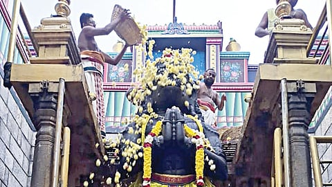 ஆஞ்சநேயருக்கு நேற்று நடை​பெற்​ற புஷ்​பாஞ்​சலி.