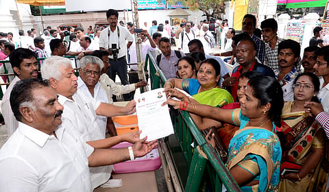 அதிமுக தலைமையகத்தில் விருப்ப மனுக்களை பெற்ற நிர்வாகிககள் | கோப்புப் படம்