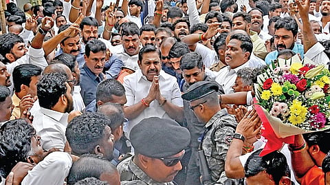 அதிமுக மாவட்ட செயலாளர்கள் கூட்டத்துக்கு வருகை தந்த அதிமுக பொதுச் செயலாளர் பழனிசாமியை வரவேற்ற தொண்டர்கள். படம்: ம.பிரபு