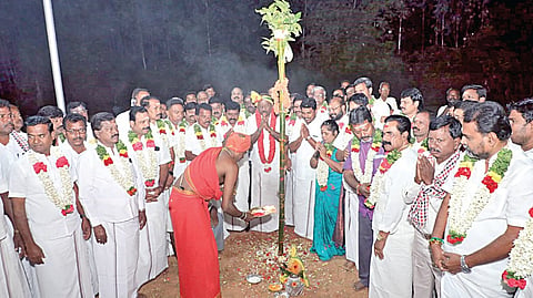 தியாகதுருகத்தில் ஜன. 5-ல் நடைபெற உள்ள மாவட்ட மகளிரணி பொதுக்கூட்டத்துக்காக பந்தக்கால் நடும் நிகழ்வில் பங்கேற்ற அதிமுகவினர்.