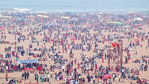 மெரினா கடற்கரையில் 300 கடைகளுக்கு மட்டுமே அனுமதி: சென்னை மாநகராட்சிக்கு ஐகோர்ட் உத்தரவு