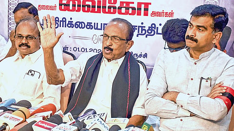 புத்தாண்டையொட்டி திருச்சியில் நேற்று பத்திரிகையாளர்களை சந்தித்து பேசிய மதிமுக பொதுச் செயலாளர் வைகோ. உடன், மதிமுக முதன்மைச் செயலாளர் துரை வைகோ. படம்: ர.செல்வமுத்துகுமார்