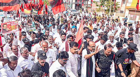 திருச்சியில் நேற்று சமத்துவ நடைபயணம் மேற்கொண்ட மதிமுக பொதுச் செயலாளர் வைகோ. உடன், முதன்மைச் செயலாளர் துரை வைகோ உள்ளிட்டோர். | படம்: ர.செல்வமுத்துகுமார் |