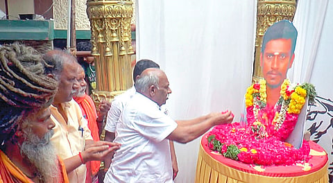 மதுரையில் பூர்ணசந்திரன் படத்துக்கு அஞ்சலி செலுத்திய இந்து முன்னணி மாநிலத் தலைவர் காடேஸ்வரா சுப்பிரமணியம். | படம்: எஸ்.கிருஷ்ணமூர்த்தி |