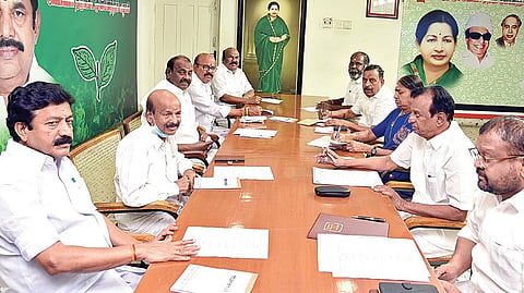 அதிமுக தேர்தல் அறிக்கை தயாரிப்புக் குழு ஆலோசனைக் கூட்டத்தில்...
