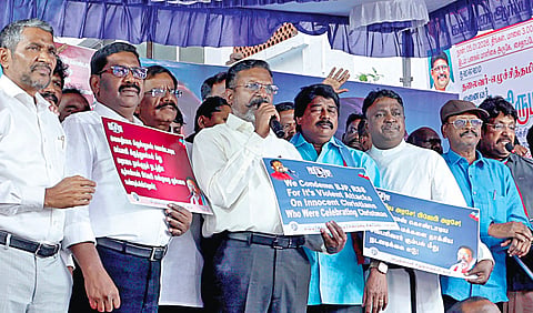 நாடெங்கும் அதிகரித்துவரும் கிறிஸ்தவர்கள் மீதான தாக்குதல்களை தடுக்க வலியுறுத்தி, விடுதலைச் சிறுத்தைகள் கட்சித் தலைவர் திருமாவளவன் தலைமையில் சென்னை சைதாப்பேட்டை பனகல் மாளிகை அருகே நேற்று ஆர்ப்பாட்டம் நடைபெற்றது. | படம்: ம.பிரபு |&nbsp;