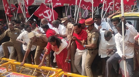 புதுச்சேரியில் மார்க்சிஸ்ட் கம்யூனிஸ்ட் கட்சி சார்பில் சட்டப்பேரவை முற்றுகையிடும் போராட்டம் இன்று நடைபெற்றது.
