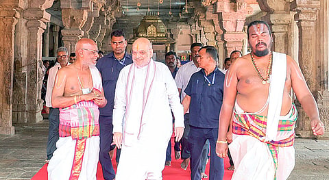 ஸ்ரீரங்கம் ரங்கநாதர் கோயிலுக்கு நேற்று தரிசனம் செய்ய வந்த உள்துறை அமைச்சர்&nbsp; அமித் ஷா. உடன், தலைமை அர்ச்சகர் சுந்தர் பட்டர் உள்ளிட்டோர்.	        