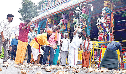 தீபத்தூணில் தீபம் ஏற்றலாம் என்ற தீர்ப்பை வரவேற்று, திருப்பரங்குன்றம் சுப்பிரமணிய சுவாமி கோயிலில் நேற்று தேங்காய் உடைத்த மனுதாரர் ராம.ரவிக்குமார், வழக்கறிஞர் அருண் சுவாமிநாதன் உள்ளிட்டோர். |&nbsp;படங்கள்: எஸ்.கிருஷ்ணமூர்த்தி |
