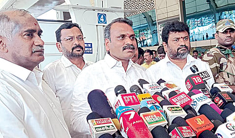 கோவை விமான நிலையத்தில் செய்தியாளர்களுக்கு நேற்று பேட்டியளித்த மத்திய இணை அமைச்சர் எல்.முருகன்.
