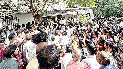 சென்னை தலைமைச் செயலக ஊழியர்கள் சங்க உறுப்பினர்கள் சங்கத்தின் அலுவலகத்தை முற்றுகையிட்டனர். | படம்: எல்.சீனிவாசன் |