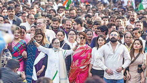 மேற்கு வங்க மாநிலம்  ஐ-பேக் நிறுவனத்தில் அமலாக்கத் துறை நடத்திய சோதனைக்கு எதிர்ப்பு தெரிவித்து கொல்கத்தாவில் நேற்று மாபெரும் கண்டனப் பேரணி நடைபெற்றது. இதில், மேற்கு வங்க முதல்வரும், திரிணமூல் காங்கிரஸ் தலைவருமான மம்தா பானர்ஜி,  ஜுன் மாலியா உள்ளிட்டோர் பங்கேற்றனர். படம்: பிடிஐ