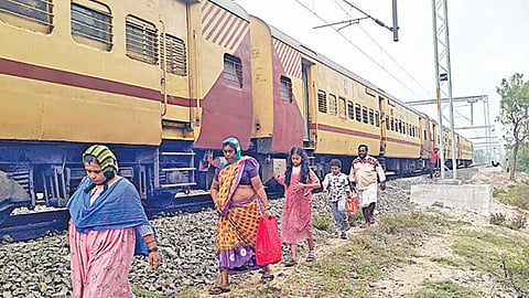 ​ராமேசுவரத்​தில் சூறைக்காற்று வீசியதால் பாம்பன் பாலத்தில் ரயில் சேவை நிறுத்தம்