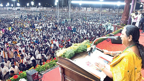 கடலூரில் நடைபெற்ற தேமு​திக மாநாட்டில் பேசிய பிரேமலதா. படம்: எம்.சாம்ராஜ்