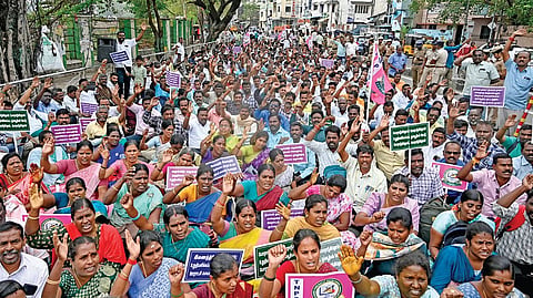 சென்னை எழும்பூர் லாங்க்ஸ் கார்டன் சாலை அருகே நேற்று 5-வது நாளாக ஊராட்சி செயலாளர்கள் காத்திருப்பு போராட்டத்தில் ஈடுபட்டனர். படம்: ம. பிரபு