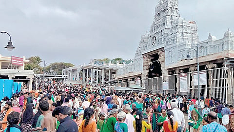 திருச்செந்தூர் கோயிலில் நேற்று  சுவாமி தரிசனம் செய்ய குவிந்த பக்தர்கள். 