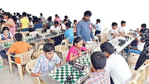 விளையாட்டும் பொழுதுபோக்கும் சேர்ந்ததே கல்வி: சதுரங்கப் போட்டி தொடக்க விழாவில் ஆட்சியர் எம்.பிரதாப் வலியுறுத்தல்