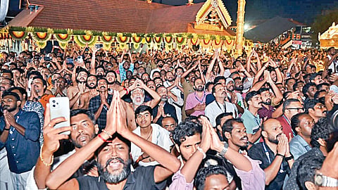 லட்சக்கணக்கான பக்தர்கள் சரணகோஷம் முழங்க சபரிமலையில் மகரஜோதி தரிசனம் கோலாகலம்