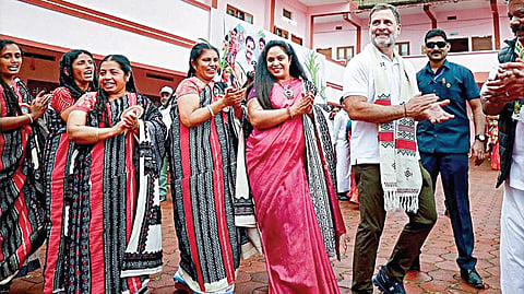 நீலகிரி கூடலூர் புனித தாமஸ் பள்ளியின் பொன்விழாவில் பழங்குடியினருடன் இணைந்து நடனமாடிய காங்கிரஸ் மூத்த தலைவரும் மக்களவை எதிர்க்கட்சித் தலைவருமான ராகுல்.
