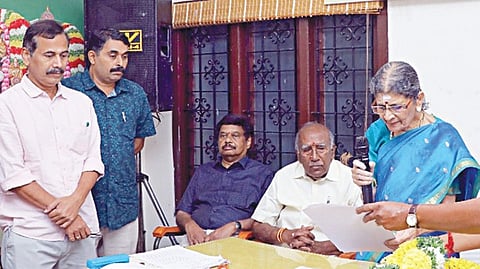 மதுரை மீனாட்சி அம்மன் கோயில் இணை ஆணையர் நா.சுரேஷ் முன்னிலையில் அறங்காவலர் குழுத் தலைவராக நேற்று பொறுப்பேற்ற ருக்மணி பழனிவேல்ராஜன்.