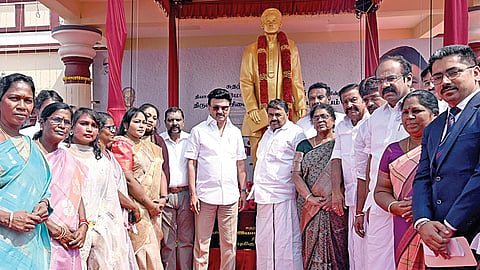 பரமக்குடியில் தியாகி இமானுவேல் சேகரன்  சிலையுடன் கூடிய மணிமண்டபத்தை நேற்று திறந்துவைத்த முதல்வர் மு.க.ஸ்டாலின். உடன், அமைச்சர்கள், சட்டப்பேரவை உறுப்பினர்கள் மற்றும் அதிகாரிகள் உள்ளிட்டோர். படம்: எல்.பாலச்சந்தர்