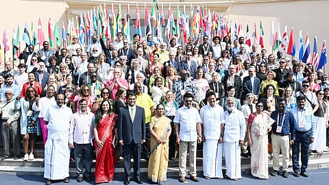 சென்னை கலைவாணர் அரங்கத்தில் பன்னாட்டுப் புத்தகத் திருவிழா நேற்று நிறைவடைந்தது. 100-க்கும் மேற்பட்ட நாடுகளில் இருந்து வருகை தந்த பன்னாட்டு பதிப்பாளர்கள், எழுத்தாளர்கள், ஒருங்கிணைப்பாளர்கள் முதல்வர் மு.க.ஸ்டாலினுடன் குழு புகைப்படம் எடுத்துக் கொண்டனர்.
