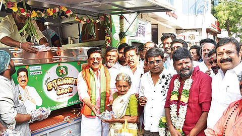 மதுரை வடக்குத் தொகுதியின் நரிமேடு பகுதியில் மலிவு விலை உணவகத்தை திறந்து வைத்த டாக்டர் பா.சரவணன்.  