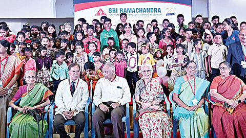 சென்னை போரூரில் உள்ள ராமச்சந்திரா உயர் கல்வி மற்றும் ஆராய்ச்சி நிறுவனத்தில், பிறவிலேயே காது கேளாத குழந்தைகளுக்கு காக்ளியர் கருவி பொருத்தும் சிகிச்சையின் 20-வது ஆண்டு நிறைவு விழா நேற்று நடைபெற்றது. காக்ளியர் இம்ப்ளாண்ட் சிகிச்சையில் பயனடைந்த குழந்தைகளுடன் இந்திய மாண்டிசொரி மையத்தின் தலைவர் உமா சங்கர், ராமச்சந்திரா உயர் கல்வி மற்றும் ஆராய்ச்சி நிறுவனத்தின் துணைவேந்தர் மருத்துவர் உமாசேகர், இணை துணைவேந்தர் மருத்துவர் மகேஷ் வக்கமுடி, மருத்துவக்கல்லூரி தலைவர் மருத்துவர் கே.பாலாஜி சிங் உள்ளிட்டோர்.