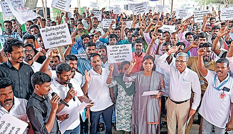 கேங்க்மேன் பணியாளர்களை கள உதவியாளர்களாக மாற்ற வலியுறுத்தி, மின்வாரிய ஊழியர்கள், சென்னை அண்ணா சாலை மின்வாரிய தலைமையகம் அருகில் ஆர்ப்பாட்டத்தில் ஈடுபட்டனர். |படம்: ம.பிரபு |&nbsp;