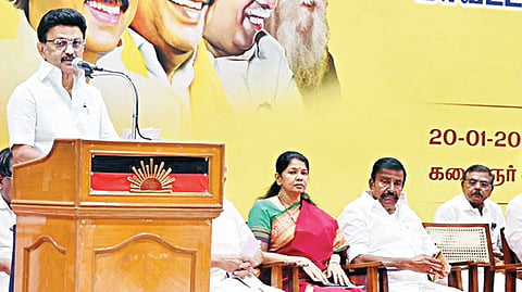 திமுக மாவட்​டச் செய​லா​ளர்​கள் கூட்​டம் சென்​னை​யில் நேற்று நடை​பெற்றது. இதற்கு கட்​சி​யின் தலைவரும் முதல்வரு​மான மு.க.ஸ்​டா​லின் தலைமை தாங்கி பேசினார். உடன், அமைச்சர் நேரு, கனிமொழி எம்.பி., டி.ஆர்.பாலு உள்ளிட்டோர்.