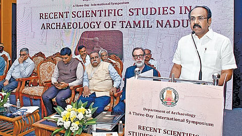 மதுரை​யில் நடந்த தொல்​லியல் துறை கருத்​தரங்​கில் பேசிய அமைச்​சர் தங்​கம் தென்​னரசு. படம்​: எஸ்​.கிருஷ்ணமூர்​த்​தி