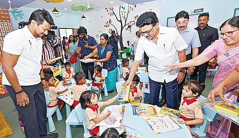 சென்னை பெருநகர் வளர்ச்சிக் குழுமம் சார்பில், ஏழுகிணறு, அரசு ஸ்டான்லி மருத்துவமனை அருகில் ரூ.147 கோடி செலவில் நவீன உட்கட்டமைப்பு வசதிகளுடன் கட்டப்பட்டுள்ள 776 அடுக்குமாடி குடியிருப்புகள் கொண்ட ‘முதல்வர் நகர்ப்புற குடியிருப்புகளை’ முதல்வர் மு.க.ஸ்டாலின் நேற்று திறந்து வைத்து, அங்குள்ள அங்கன்வாடி மையத்தில் குழந்தைகளுக்கு இனிப்பு வழங்கினார். உடன் துணை முதல்வர் உதயநிதி ஸ்டாலின், நாடாளுமன்ற உறுப்பினர் தயாநிதி மாறன் உள்ளிட்டோர்.