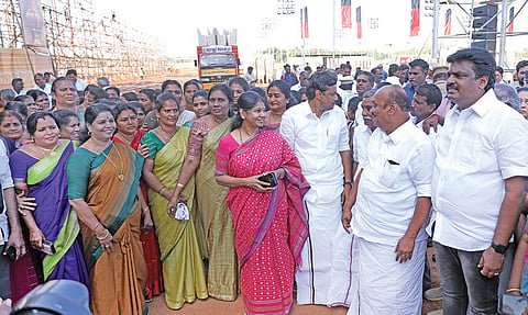 தஞ்சாவூர் அருகே செங்கிப்பட்டியில் திமுக மகளிர் மாநாடு நடைபெறவுள்ள இடத்தை நேற்று பார்வையிட்ட எம்.பி. கனிமொழி.