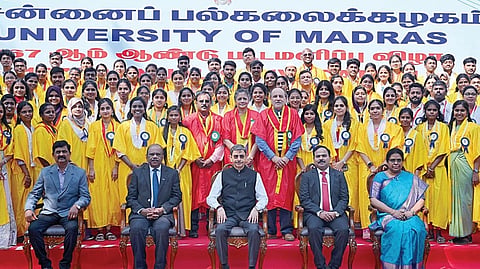 சென்னை பல்கலைக்கழகத்தின் 167-வது ஆண்டு பட்டமளிப்பு விழா நேற்று நடைபெற்றது. விழாவில் மாணவ, மாணவிகளுக்கு பட்டங்கள் மற்றும் சான்றிதழ்களை ஆளுநரும், பல்கலைக்கழக வேந்தருமான ஆர்.என்.ரவி வழங்கி குழு புகைப்படம் எடுத்துக்கொண்டார். உடன், சிறப்பு விருந்தினர் விஞ்ஞானி சிவதாணுபிள்ளை, உயர்கல்வித் துறை செயலர் பொ.சங்கர், சென்னை பல்கலை. பதிவாளர் ரிட்டா ஜான்  உள்ளிட்டோர்.