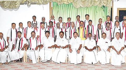 “எங்களை நட்டாற்றில் விட்டுவிட்டு போய்விட்டார்” - வைத்திலிங்கம் ஆதரவாளர்கள் ஆதங்கம்